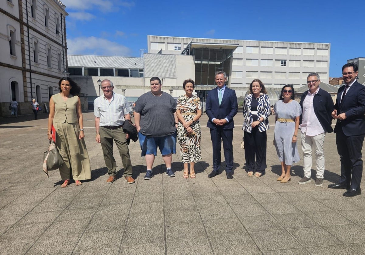 Belén Albadalejo, Manuel Álvarez, Christian Guisado, Carmen Moriyón, José Manuel Miñones, Silvia Llerena, María López Castro, Gilberto Villoria y Jaime Fernández-Paíno, durante la mañana de ayer, pasearon por el espacio tras la rúbrica del acuerdo entre las dos entidades públicas.