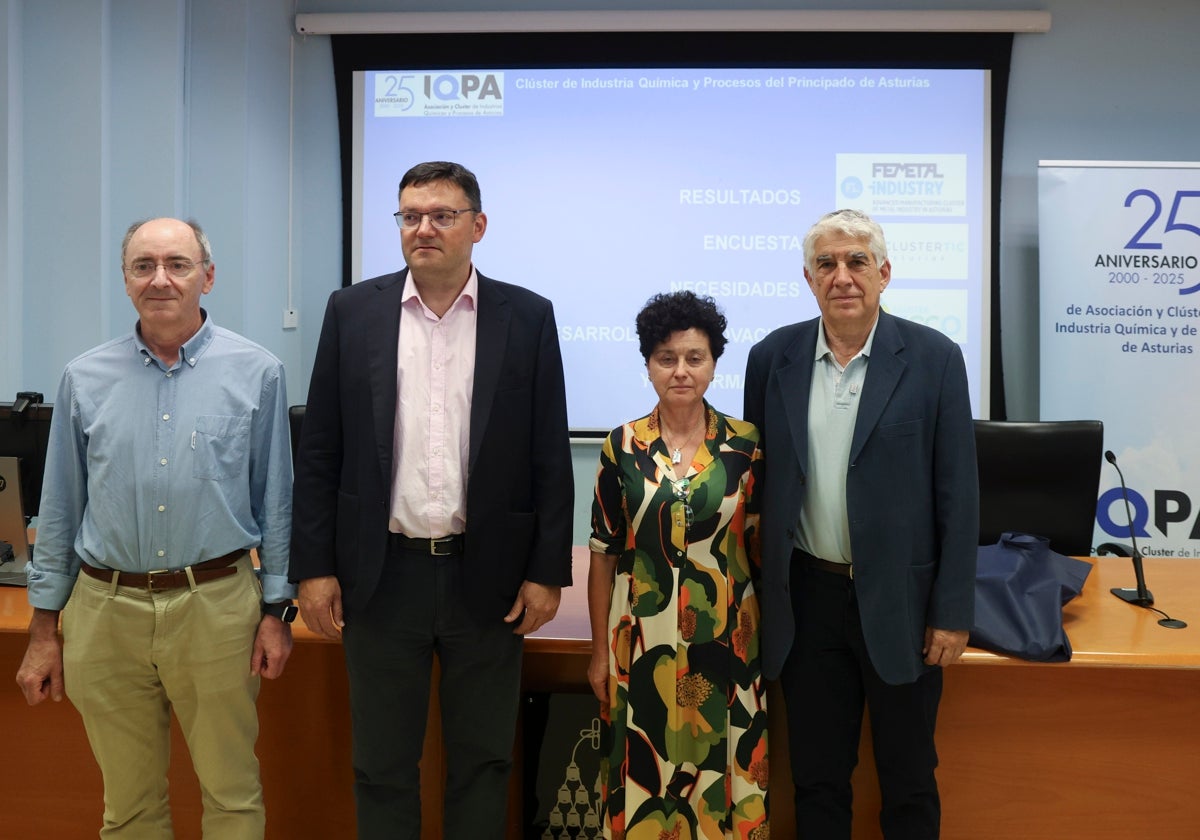El asesor de IQPA, Ignacio Vigil; el presidente de IQPA y director de la planta de Bayer en Langreo, Jorge Álvarez; la secretaria académica de la Escuela Politécnica Industrial (EPI) y el director de IQPA, Mario Díaz.