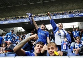 Los aficionados azules celebran uno de los goles de su equipo durante la finalizada temporada en el Tartiere.