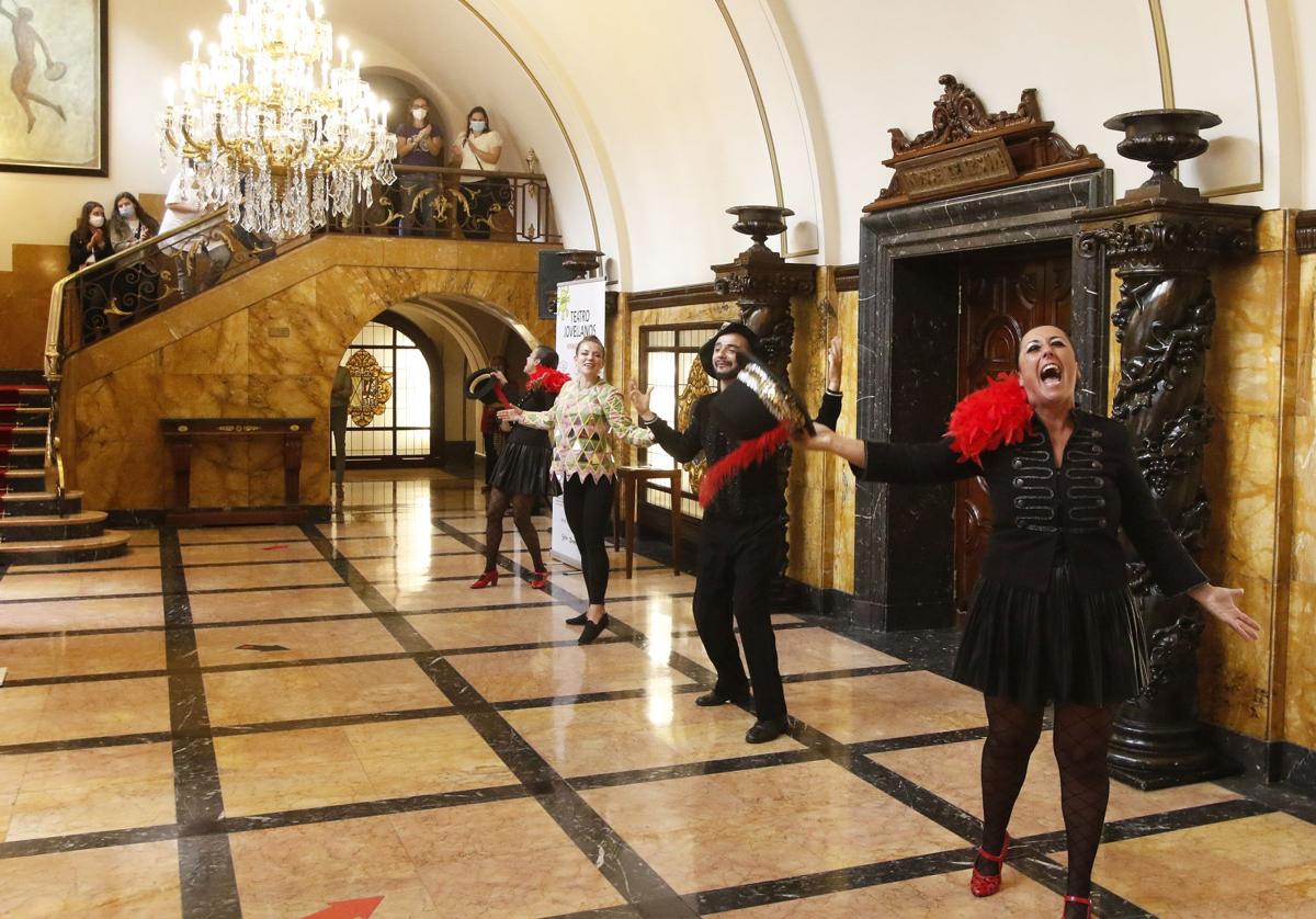 Una visita teatralizada al Teatro Jovellanos de Gijón.
