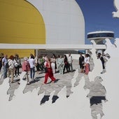 El grupo, visto a través de la obra escultórica 'Transbase' de Juan Genovés.