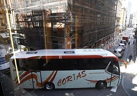 Un autocar, en el giro de San Bernardo a Munuza.