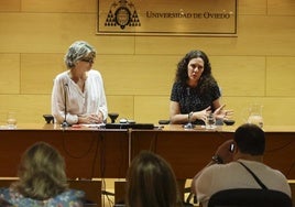 Bárbara Caffarel, durante su intervención junto a la coordinadora del Aula, Mercedes de Soignie.