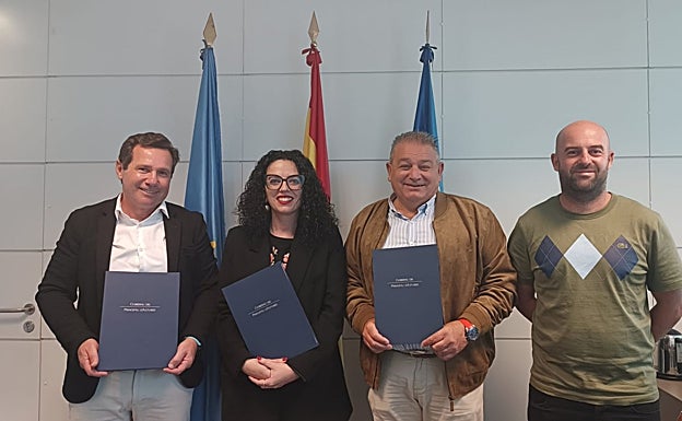Jesús González-Aller, de Industrias Ferri; la consejera de Cultura, Vanessa Gutiérrez; el alcalde de Muros de Nalón, Celestino Novo, y el concejal de Muros de Nalón Carlos Soto, tras la firma del protocolo.