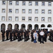 La delegada del Gobierno, Adriana Lastra, en el centro, junto al jefe superior de la Policía Nacional, Jorge Moreno Amatriaín durante el acto de bienvenida a 31 agentes en prácticas en las dependencias del cuartel de Buenavista, en Oviedo.