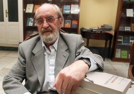 El poeta Ángel González.