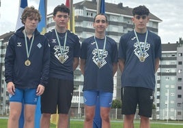 Atletas del relevo 4x100 de la Atlética, en lo más alto del podio.