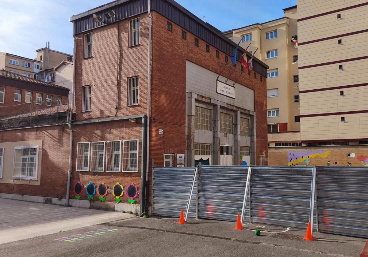 El colegio Los Campos, dividido en dos por una valla metálica para ejecutar la reforma integral del centro.