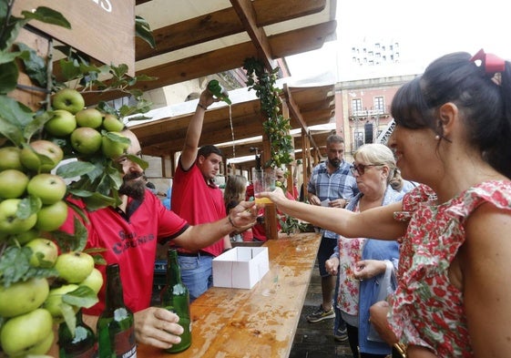 Asistentes al Festival de la Sidra de Nava en una pasada edición.