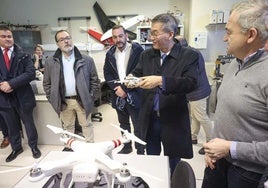 El alcalde de Langreo, Roberto Marcos García, el de Mieres, Manuel Ángel Álvarez, y el embajador chino, Yao Jing, en el campus universitario de Mieres, el pasado diciembre