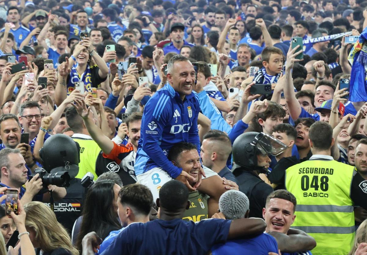 Santi Cazorla, a hombros en el Carlos Tartiere tras el ascenso del Oviedo a Primera.