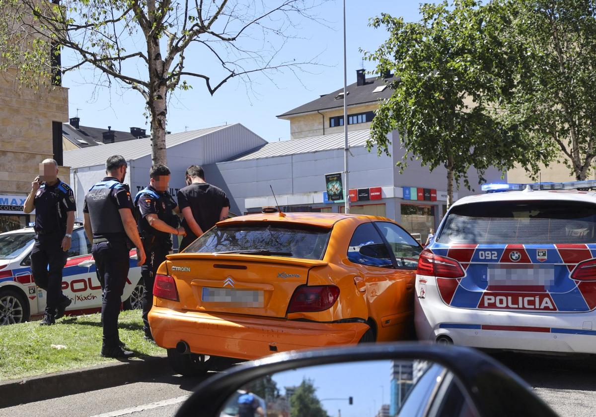 Imagen principal - Con la mano vendada, sin carné de conducir ni ITV: espectacular persecución policial en Gijón