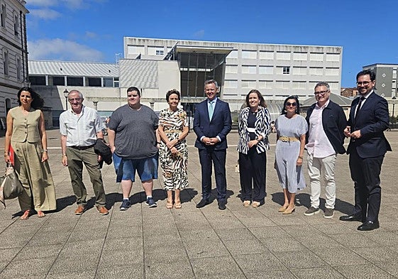 Belén Albadalejo, Manuel Álvarez, Christian Guisado, Carmen Moriyón, José Manuel Miñones, Silvia Llerena, María López Castro, Gilberto Villoria y Jaime Fernández-Paíno, durante la mañana de ayer, pasearon por el espacio tras la rúbrica del acuerdo entre las dos entidades públicas.