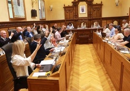 Momento de la votación en la que se aprueba la reprobación de Nieves Roqueñí como presidenta del Puerto por el Pleno del Ayuntamiento de Gijón.