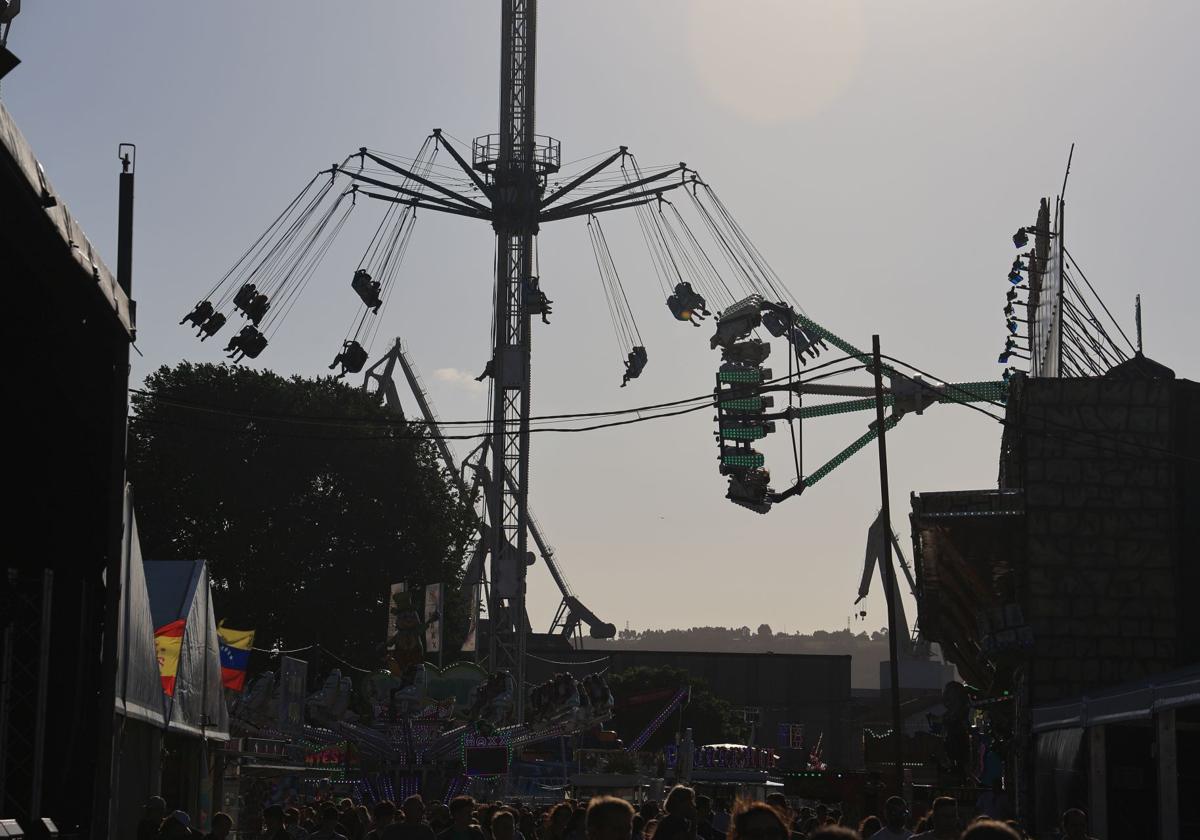 El Limit, un carrusel de gran altura, ocupa el espacio que ha dejado la noria de la Semana Negra de Gijón.