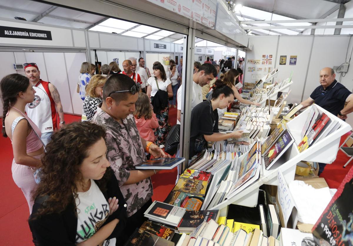 Uno de los expositores literarios de la Semana Negra de Gijón.