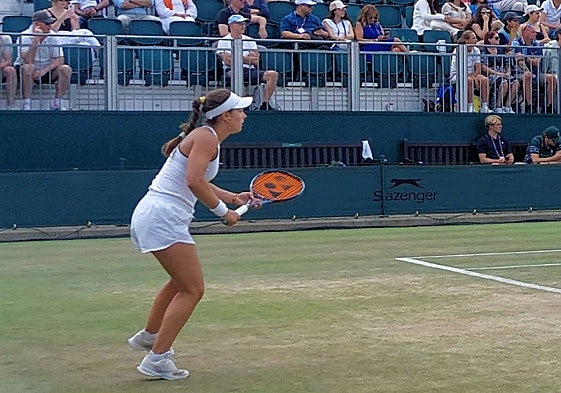 Eugenia Zozaya, al resto, durante el partido de este miércoles en Wimbledon.