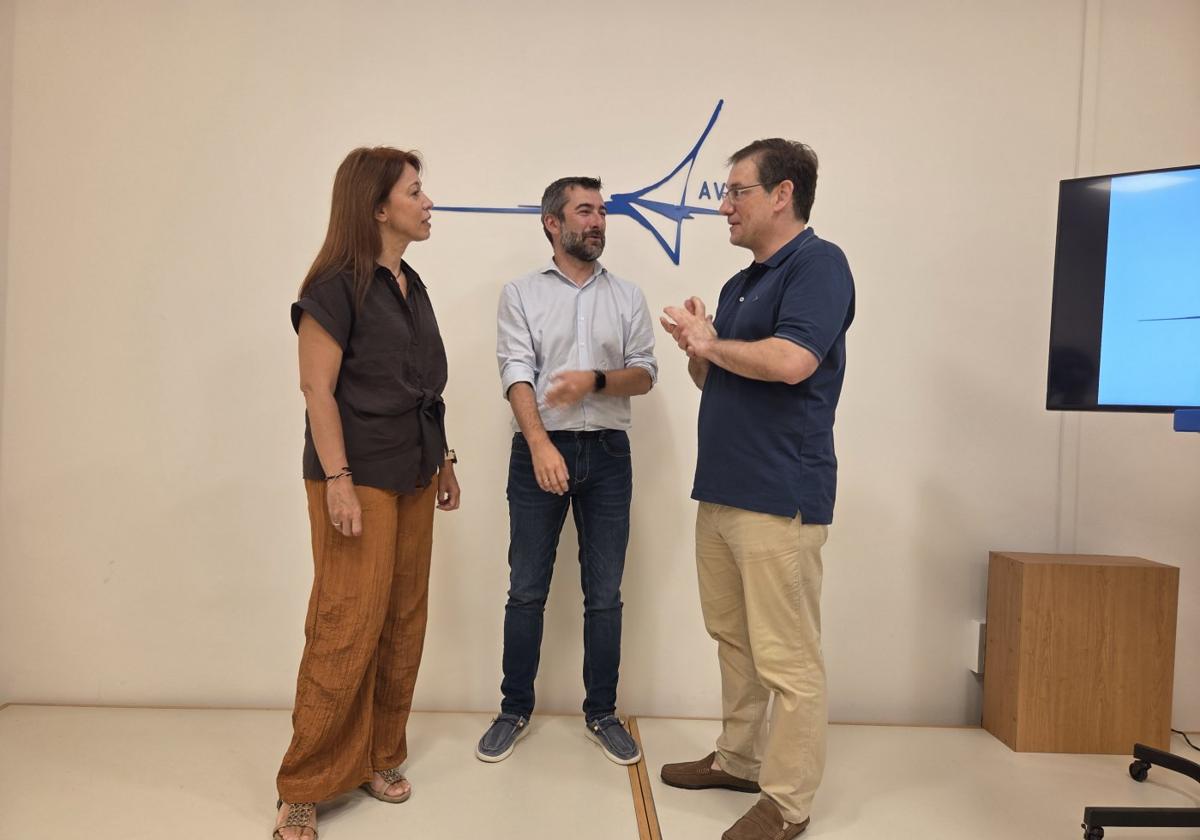 Ana Lamela, el concejal Manuel Campa y Jorge Enríquez, de FADE, ayer.