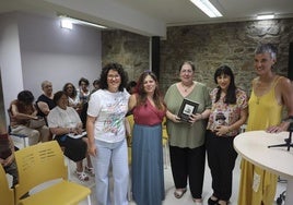 La concejala de Igualdad, Lucía Ron, junto a las autoras de los libros (Mercedes Rojo y Rebeca Fernández) y Alba Gil y María Silva, que hicieron la aportación musical al acto.