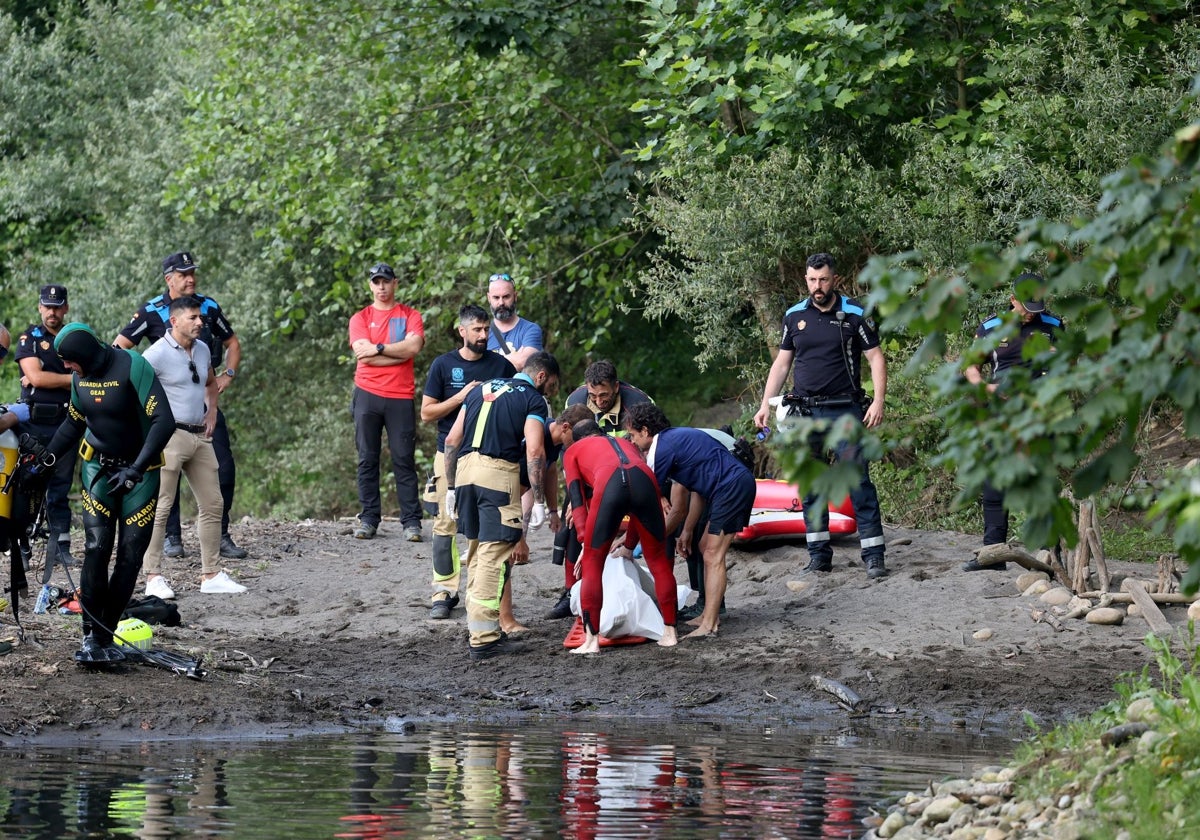 El personal de emergencias rescata el cuerpo del joven ahogado en la playa del Nalón en Oviedo.