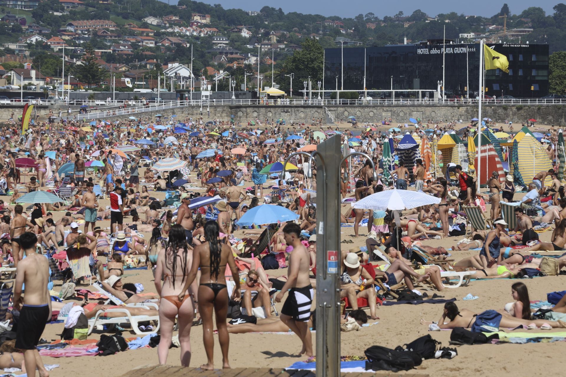 Día de sol, playa y calor en Gijón