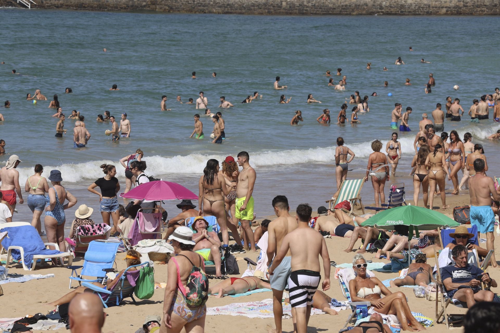 Día de sol, playa y calor en Gijón