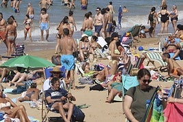 Día de sol, playa y calor en Gijón