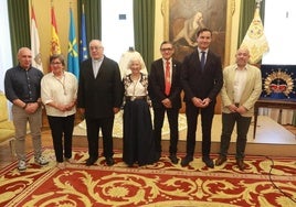 El edil de Atención Ciudadana, Abel Junquera; Begoña Roces, responsable de priostía de la cofradía de Nuestra Señora del Carmen; el párroco de San José, Fernando Llenín; María José Queipo, secretaria de la cofradía, Álvaro Fernández, Hermano Mayor de la cofradía; Jorge González Palacios, edil de Relaciones Institucionales y Rodrígo Pintueles, edil de Medioambiente.