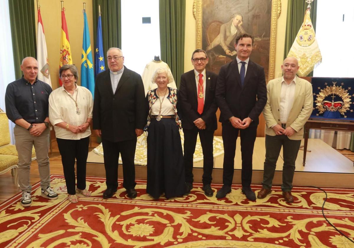 El edil de Atención Ciudadana, Abel Junquera; Begoña Roces, responsable de priostía de la cofradía de Nuestra Señora del Carmen; el párroco de San José, Fernando Llenín; María José Queipo, secretaria de la cofradía, Álvaro Fernández, Hermano Mayor de la cofradía; Jorge González Palacios, edil de Relaciones Institucionales y Rodrígo Pintueles, edil de Medioambiente.
