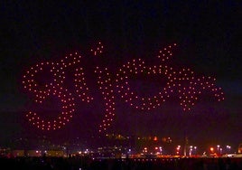 Las 'Letronas' de Gijón sobre la bahía de Poniente, un clásico del espectáculo de drones desde sus inicios.