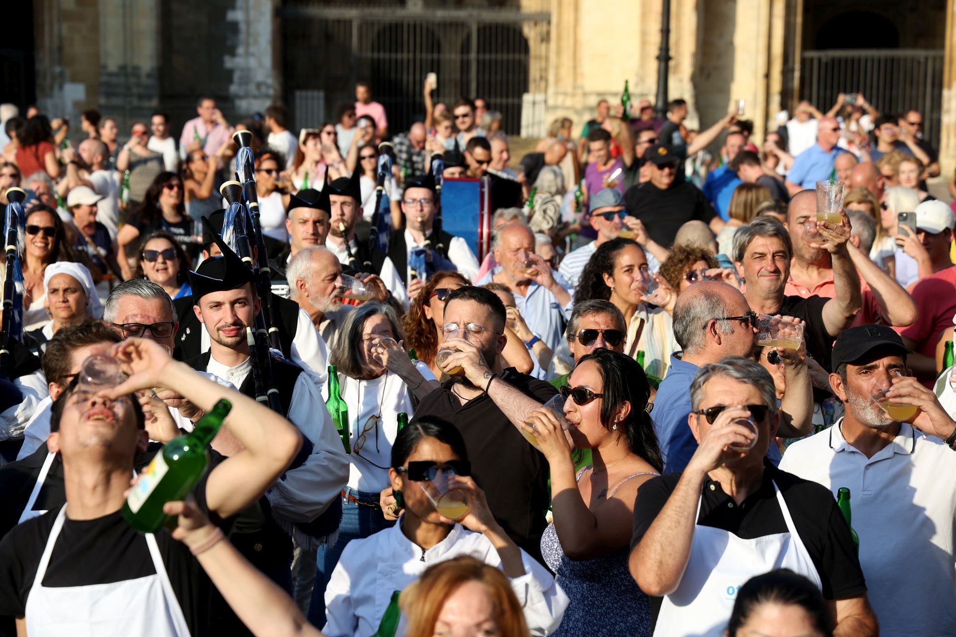 Escanciado simultáneo en Oviedo en homenaje a la cultura sidrera