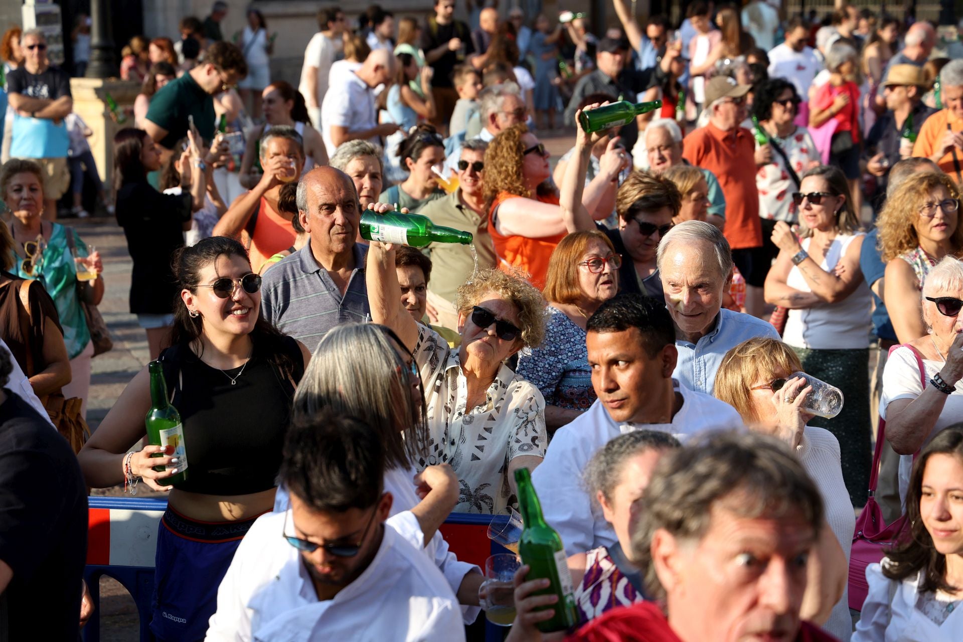 Escanciado simultáneo en Oviedo en homenaje a la cultura sidrera