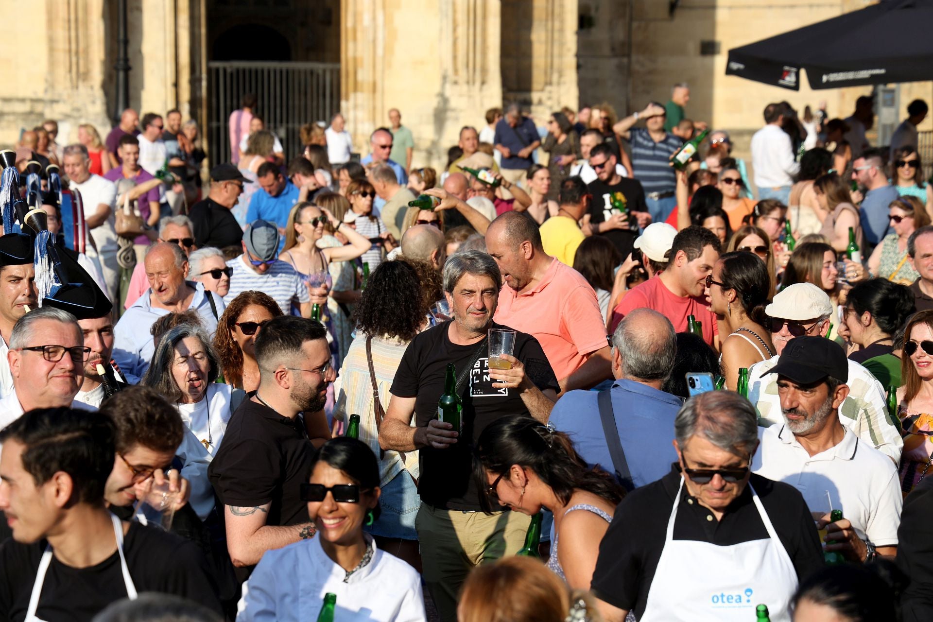 Escanciado simultáneo en Oviedo en homenaje a la cultura sidrera