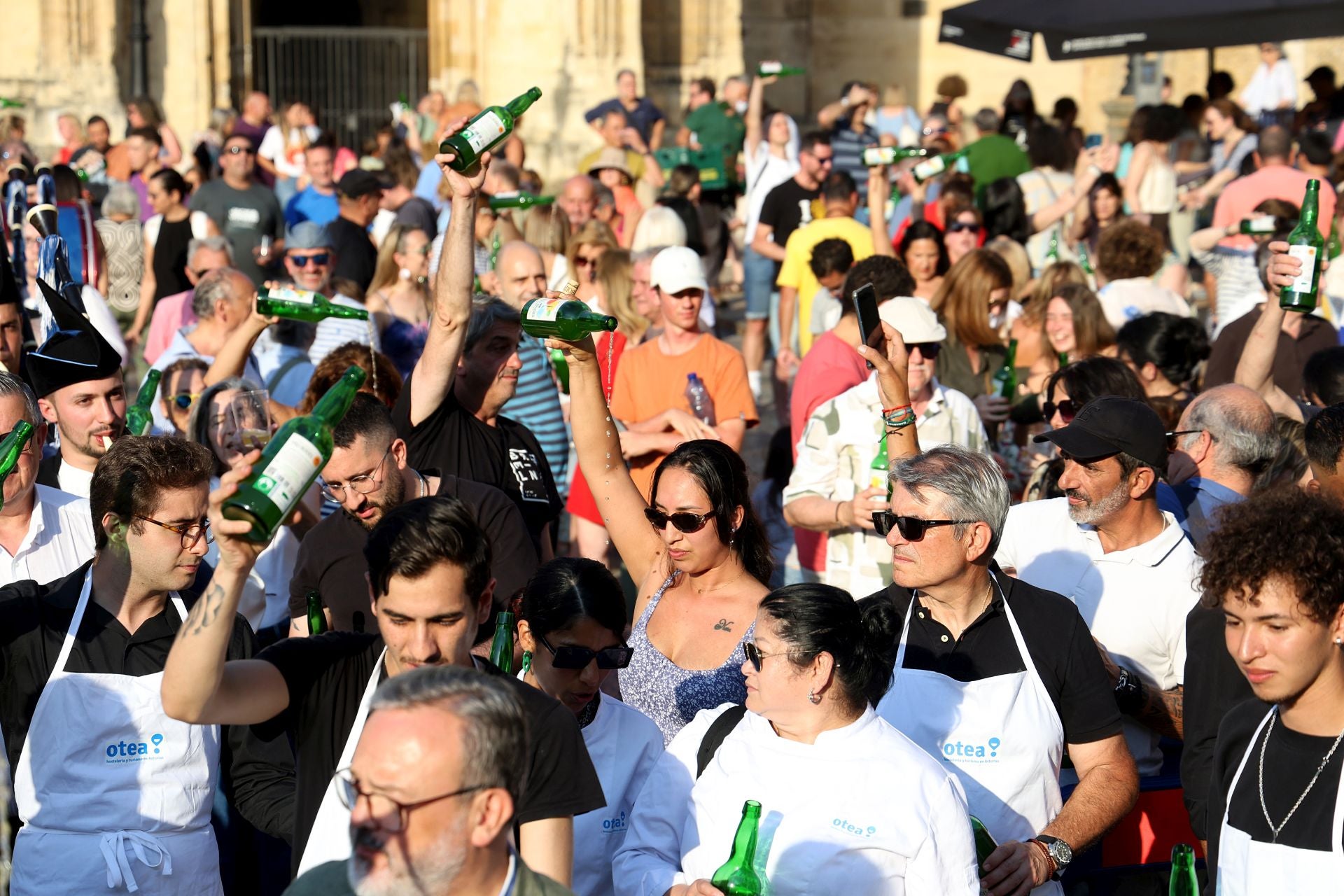 Escanciado simultáneo en Oviedo en homenaje a la cultura sidrera