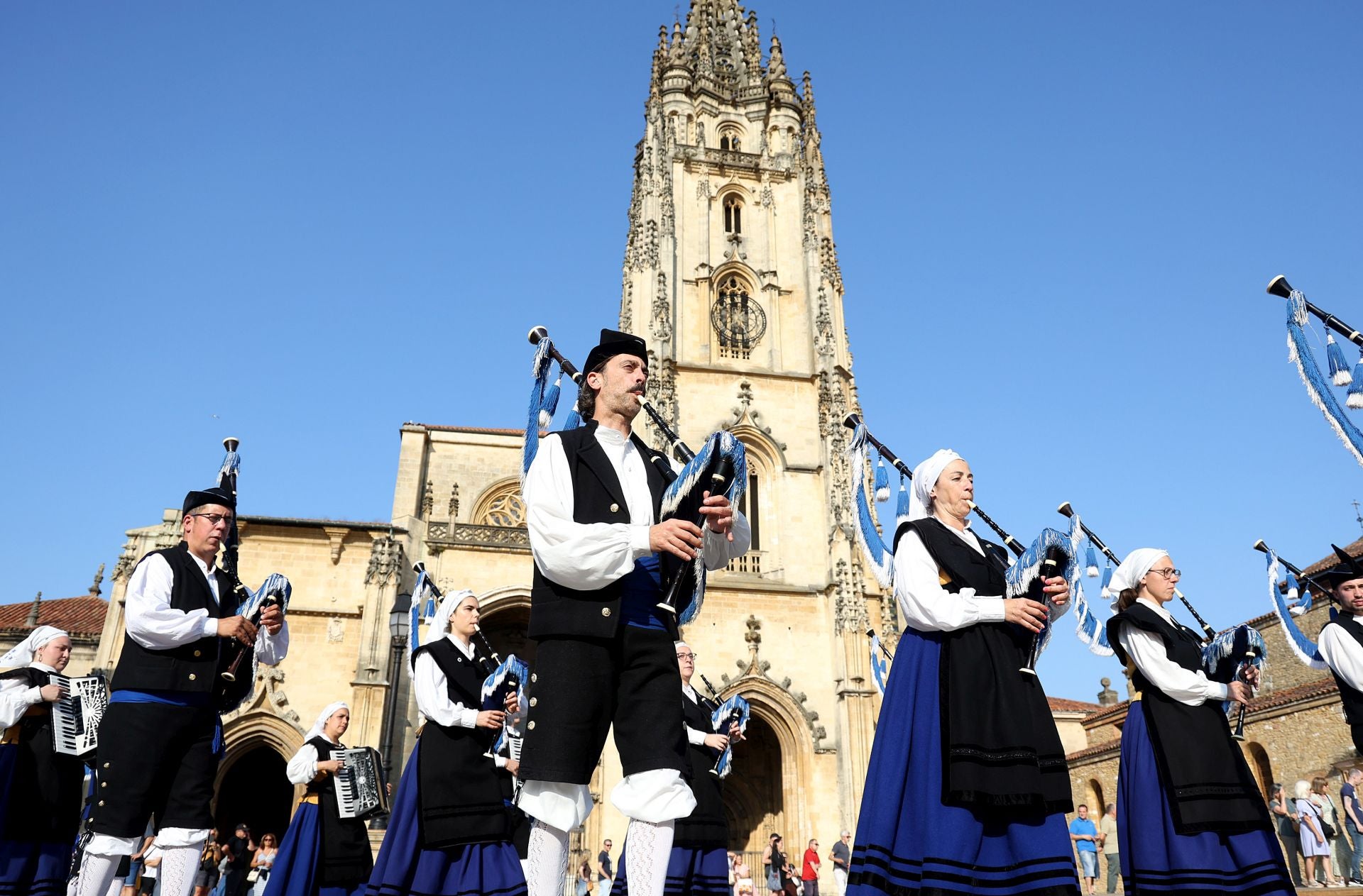 Escanciado simultáneo en Oviedo en homenaje a la cultura sidrera
