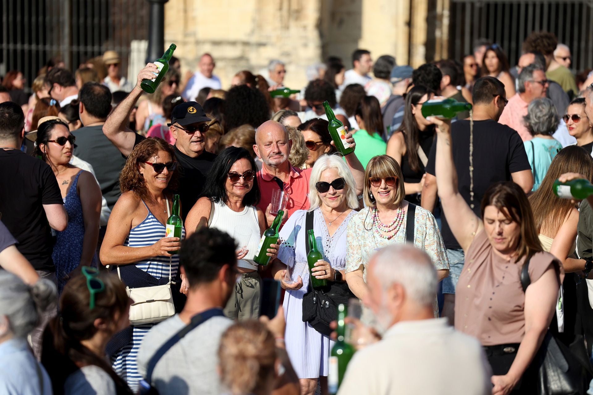 Escanciado simultáneo en Oviedo en homenaje a la cultura sidrera