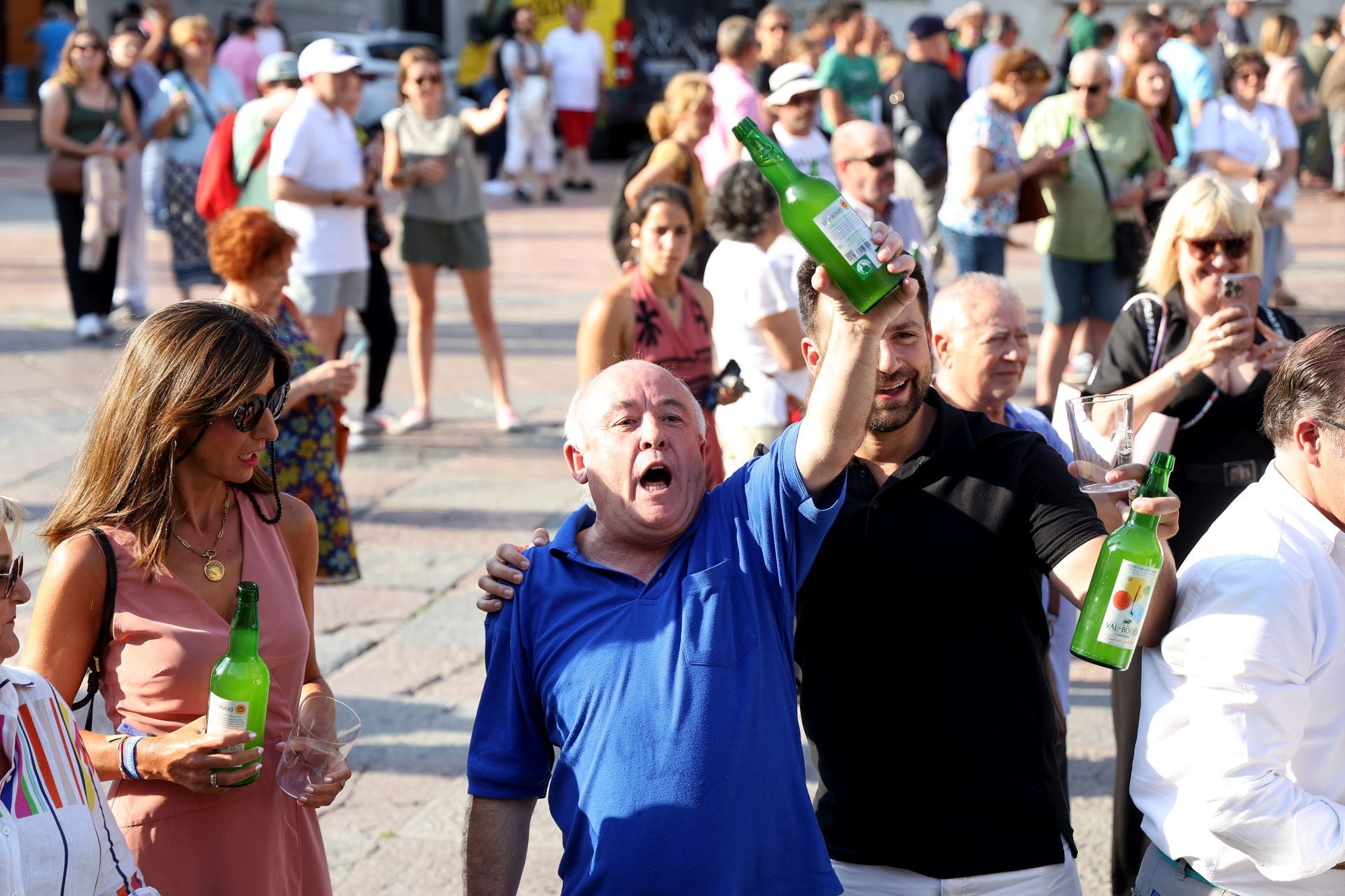 Escanciado simultáneo en Oviedo en homenaje a la cultura sidrera