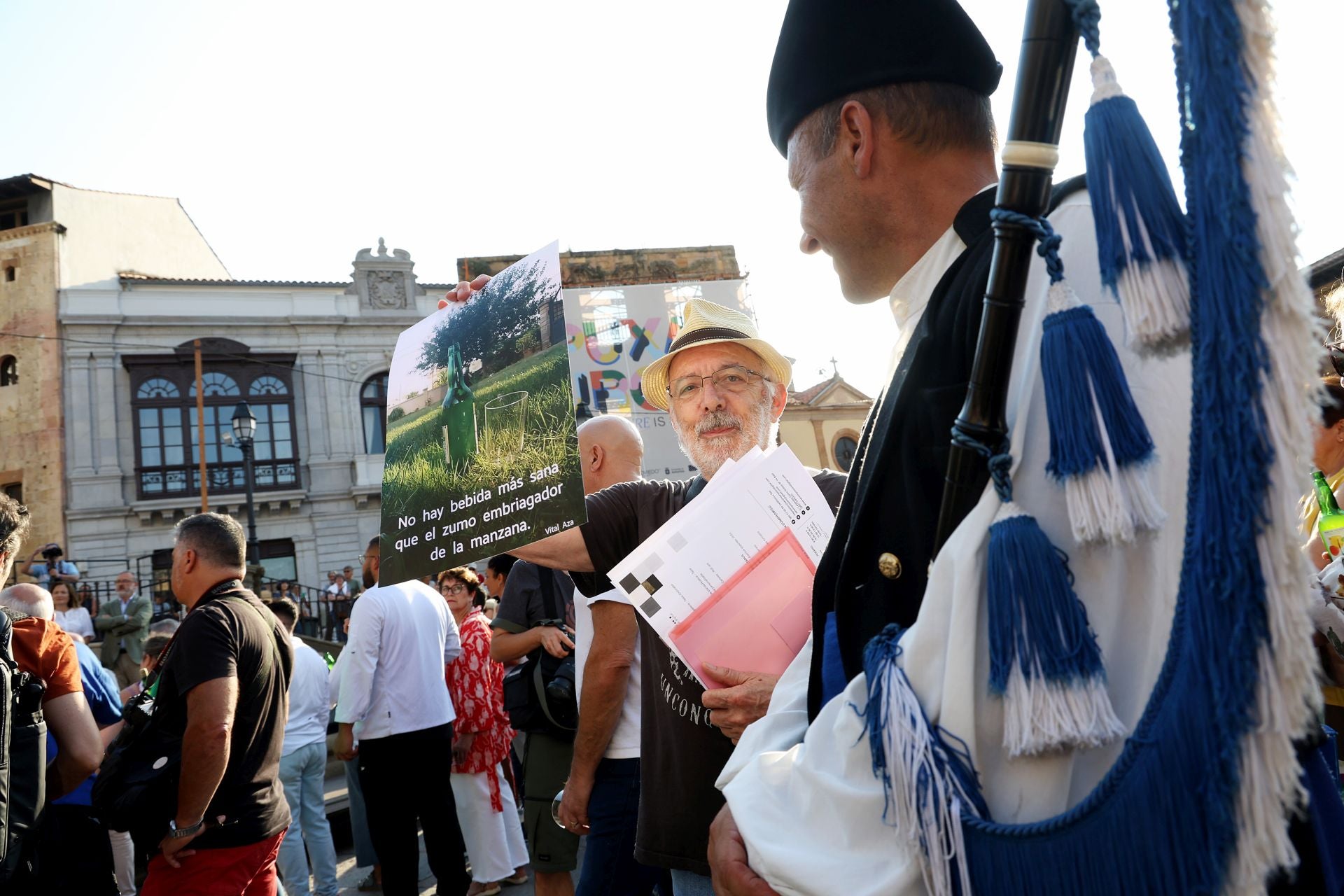 Escanciado simultáneo en Oviedo en homenaje a la cultura sidrera
