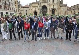 El escanciado simultáneo de sidra en la plaza de la Catedral en su última edición.
