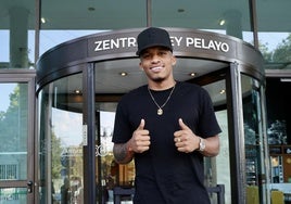 Juan Córdoba ya está en Gijón: «Estoy con ganas de empezar la pretemporada»