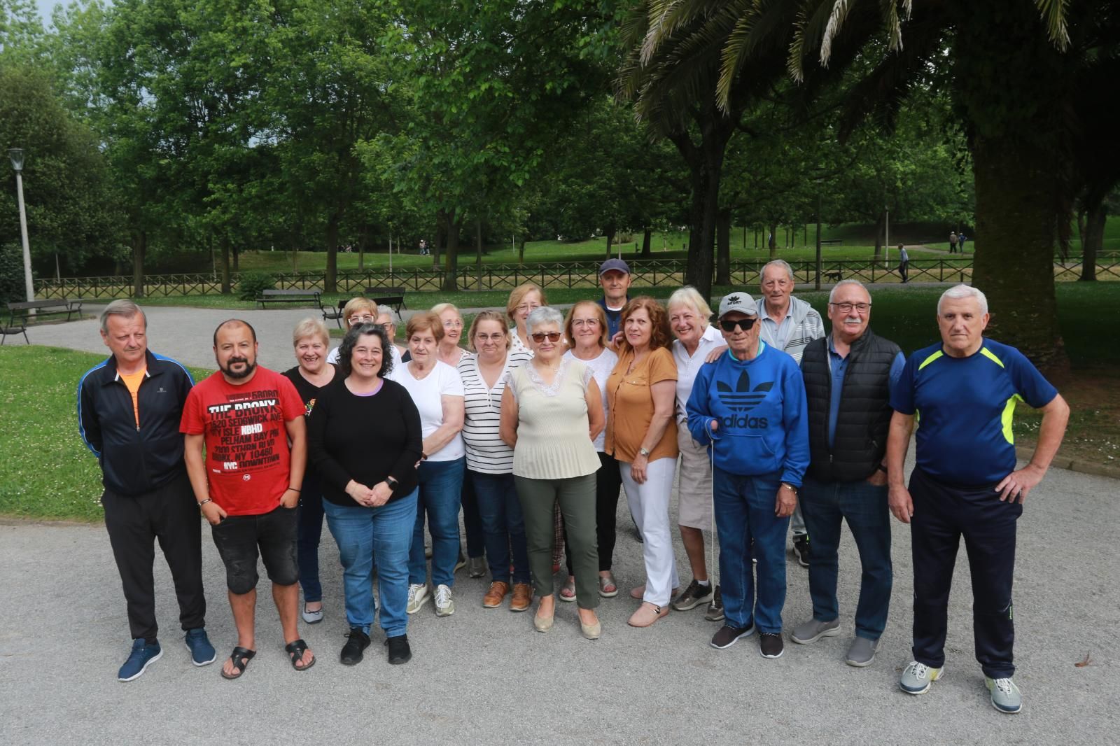 Los vecinos del barrio de Moreda posan para EL COMERCIO en el parque. En primera fila, tercera por la izquierda, la presidenta de la asociación vecinal, Charo Blanco.