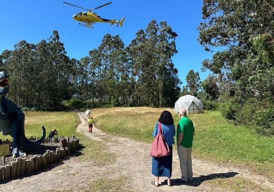 Vanessa Gutiérrez y José Carlos García-Ramos observan la maniobra del helicóptero.