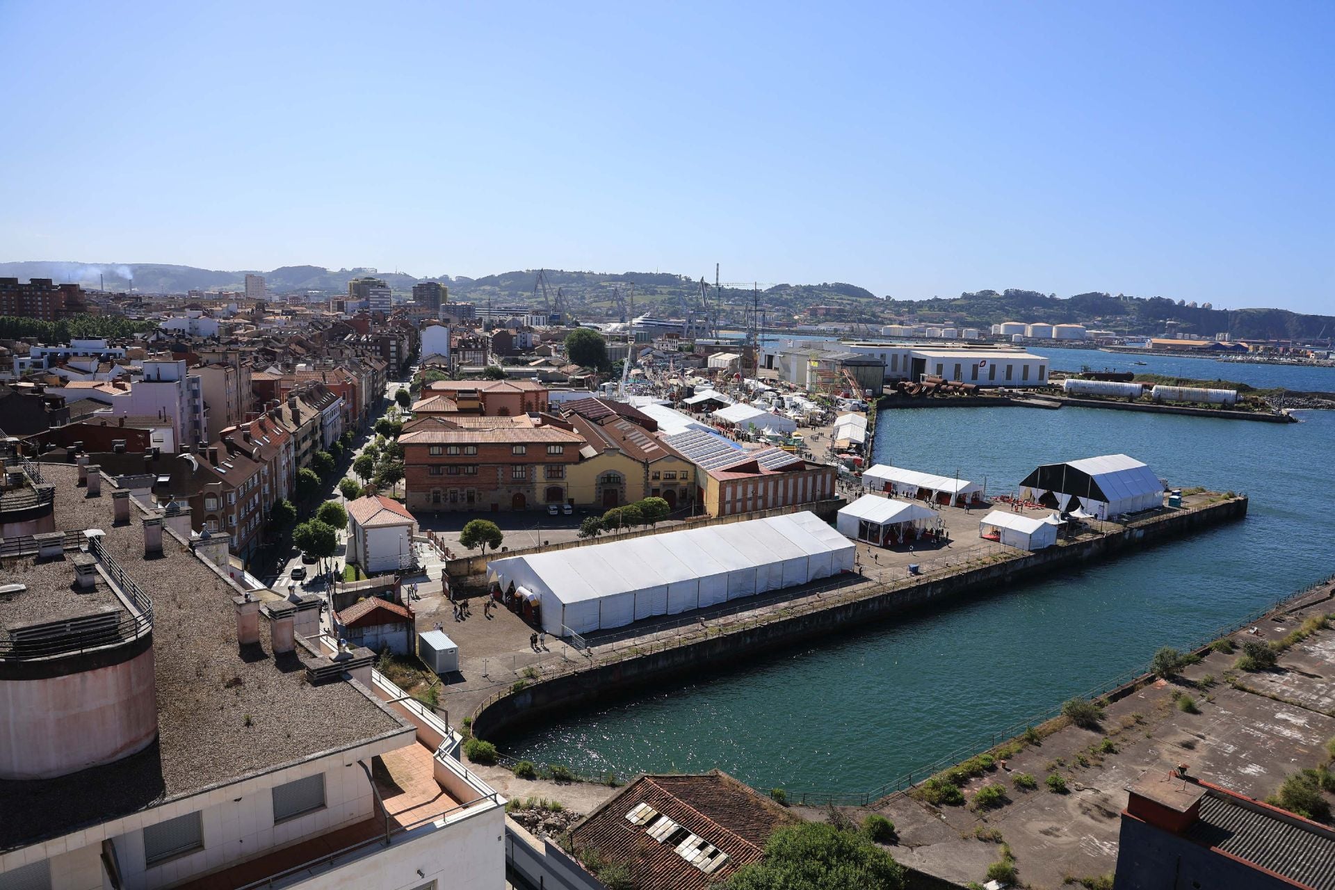 Panorámica de la parcela de Naval Gijón, con las instalaciones de la Semana Negra que se clausura este domingo.