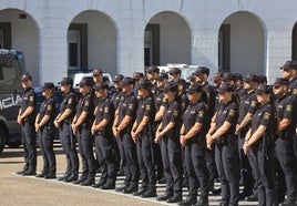 La delegada del Gobierno, Adriana Lastra, en el centro, junto al jefe superior de la Policía Nacional, Jorge Moreno Amatriaín durante el acto de bienvenida a 31 agentes en prácticas en las dependencias del cuartel de Buenavista, en Oviedo.