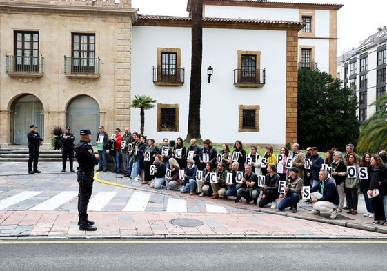 Directores de centros públicos protestan ante el Reconquista durante el conflicto educativo.