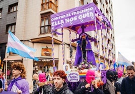 Imagen de la Santina feminista que participó en la manifestación del 8M celebrada este año en Gijón.