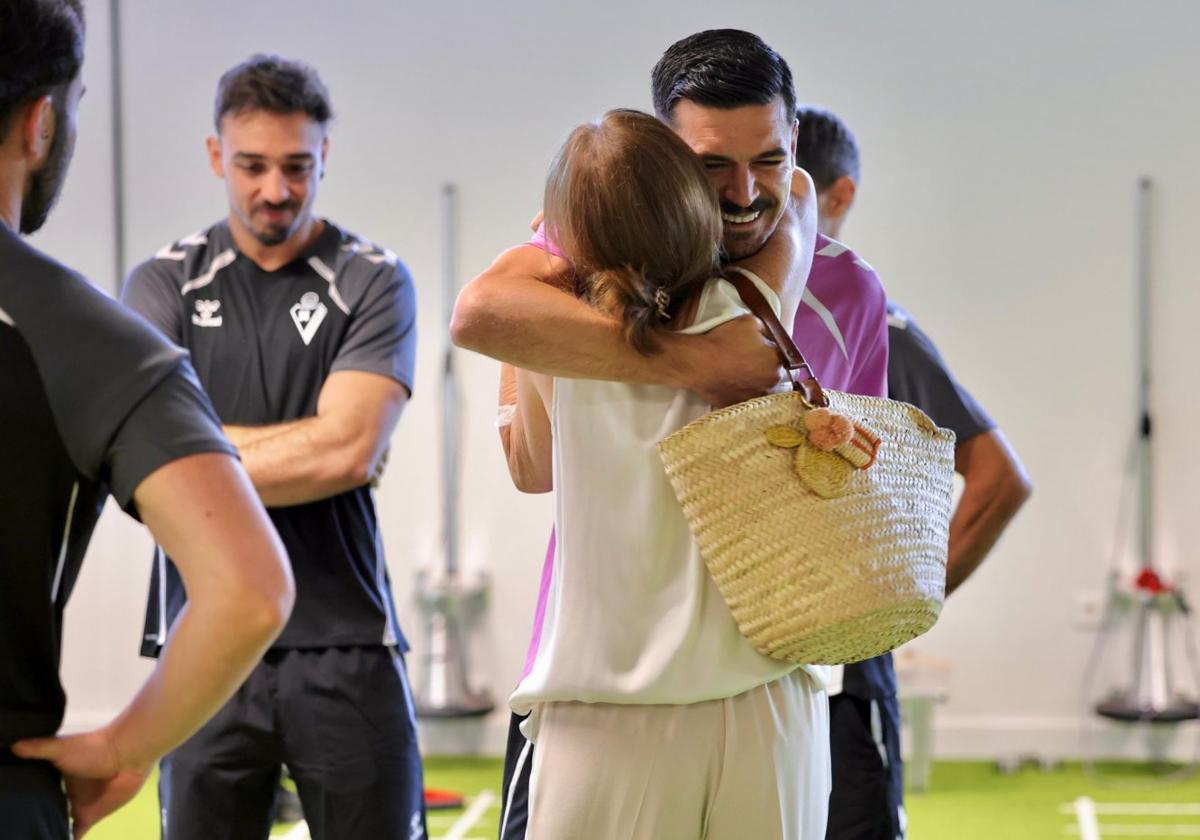 Sergio Álvarez abraza a la presidenta del Eibar, Amaia Gorostiza.