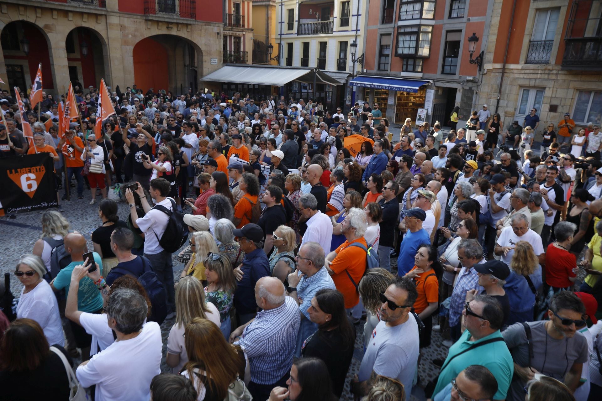 Los sindicatos claman en Gijón por la libertad de &#039;las seis de la Suiza&#039;