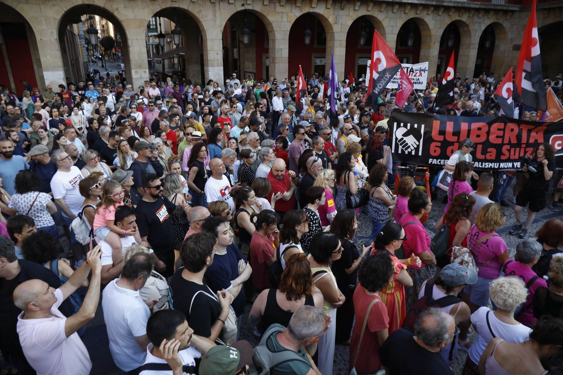 Los sindicatos claman en Gijón por la libertad de &#039;las seis de la Suiza&#039;