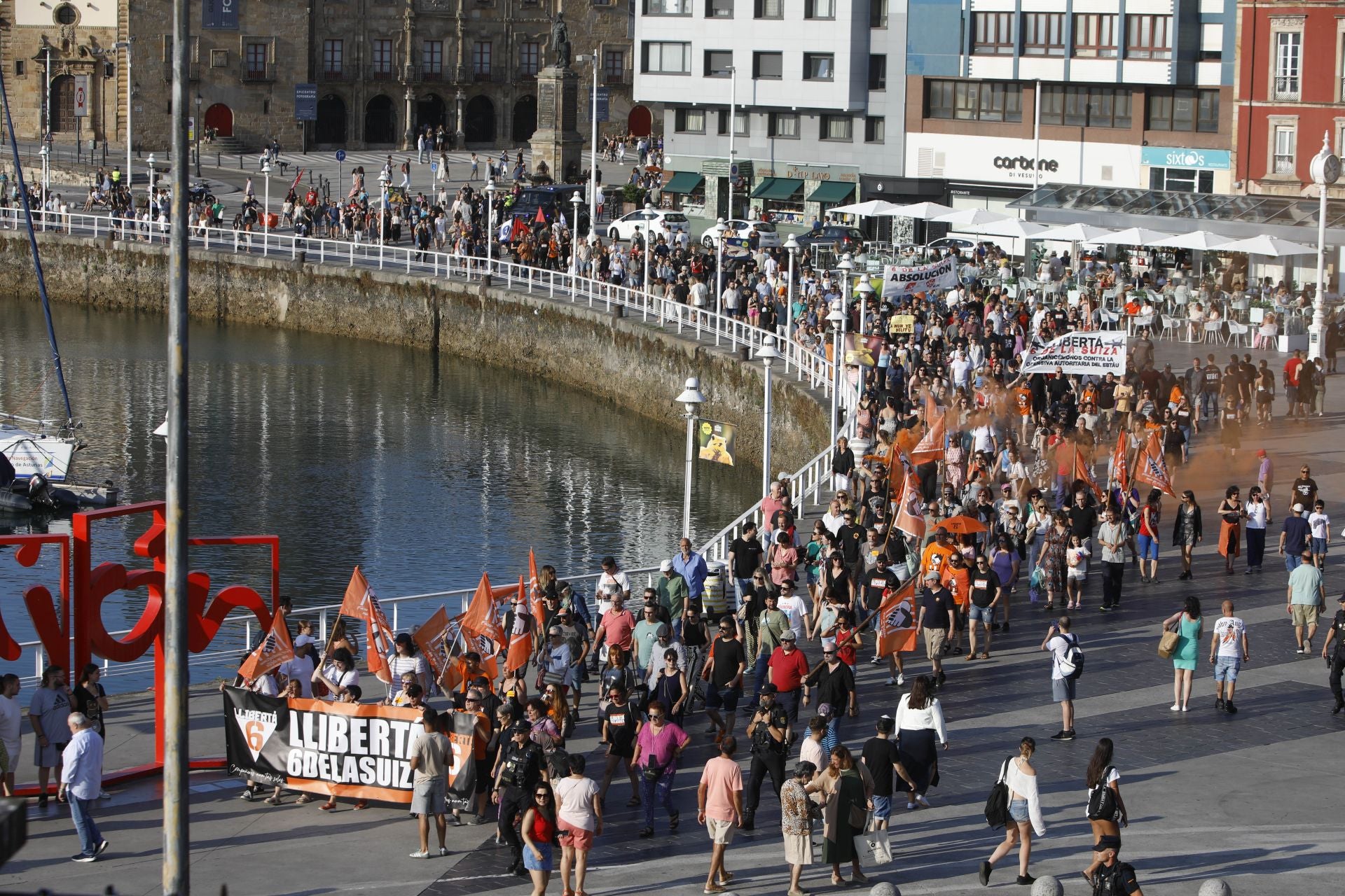 Los sindicatos claman en Gijón por la libertad de &#039;las seis de la Suiza&#039;